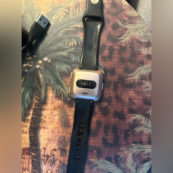 Fitbit Versa with rose tone finish used but in excellent condition - Picture 2 of 8